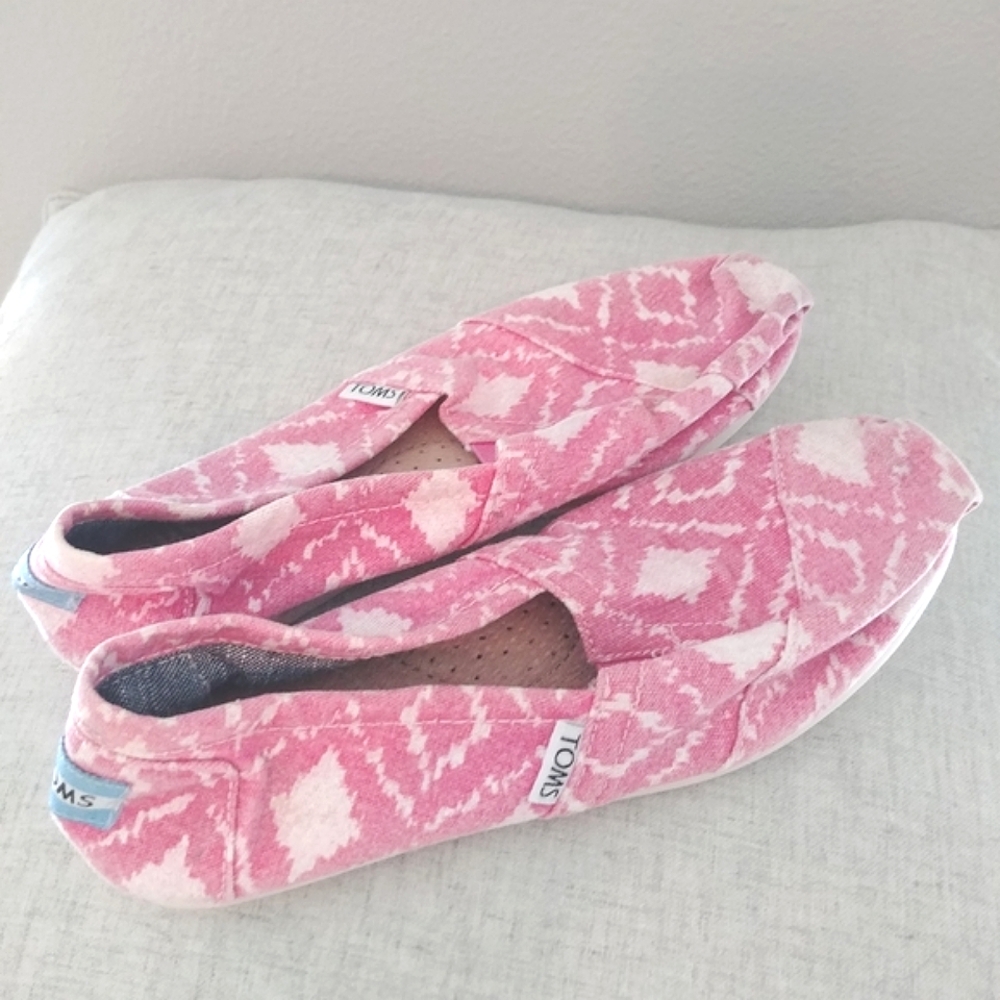 Toms size 5 flats, pink with white diamond geometric pattern fabric